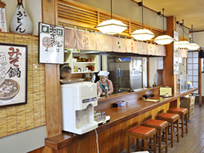 三八うどん店内のカウンター写真